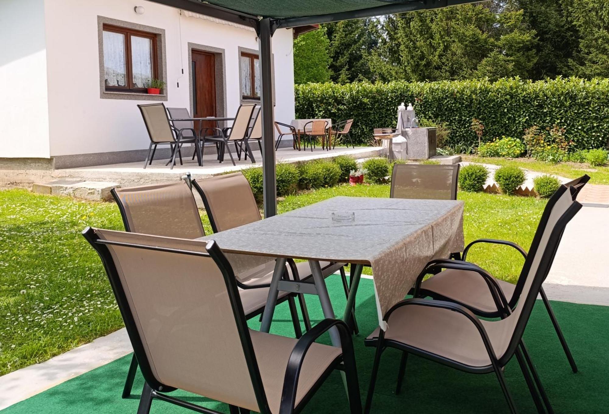 Guest House Toic Korenica Extérieur photo