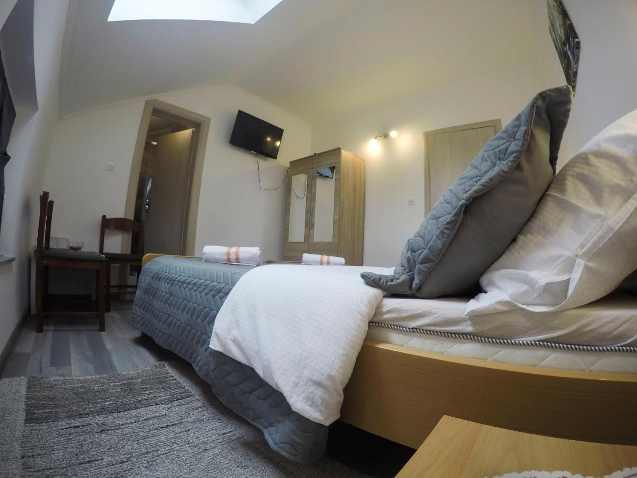 Guest House Toic Korenica Extérieur photo